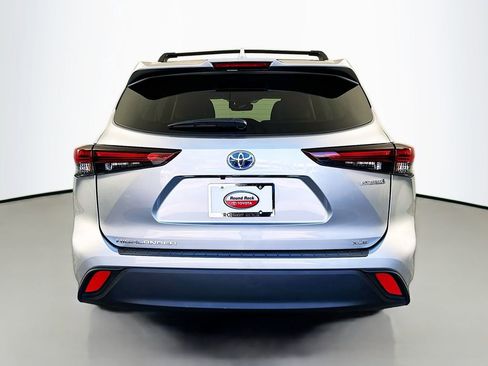 Certified 2024 Toyota Highlander XLE image 6