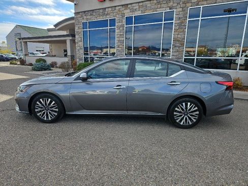 Used 2023 Nissan Altima 2.5 SV image 2