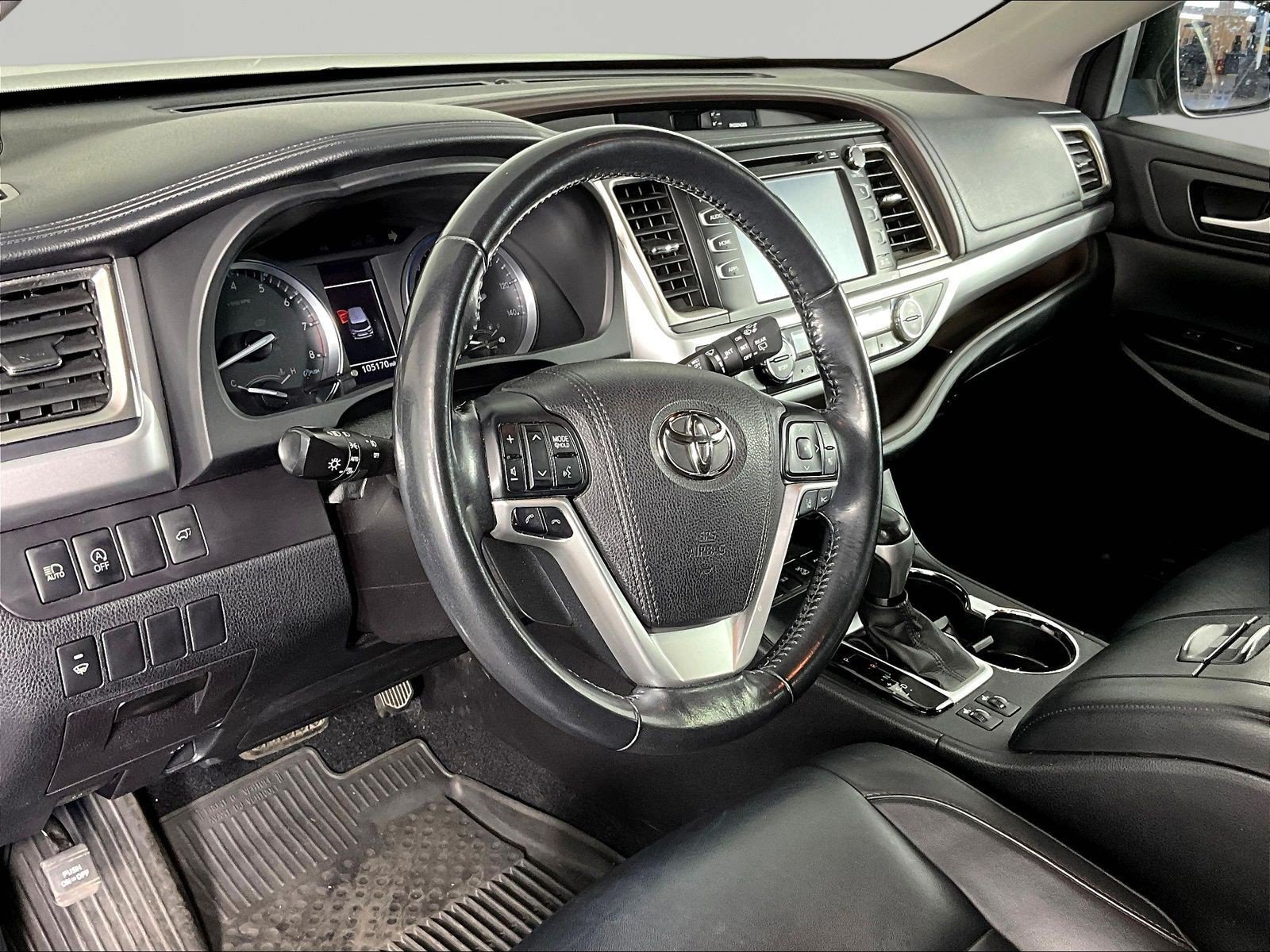 Used 2017 Toyota Highlander XLE AWD/4WD image 14