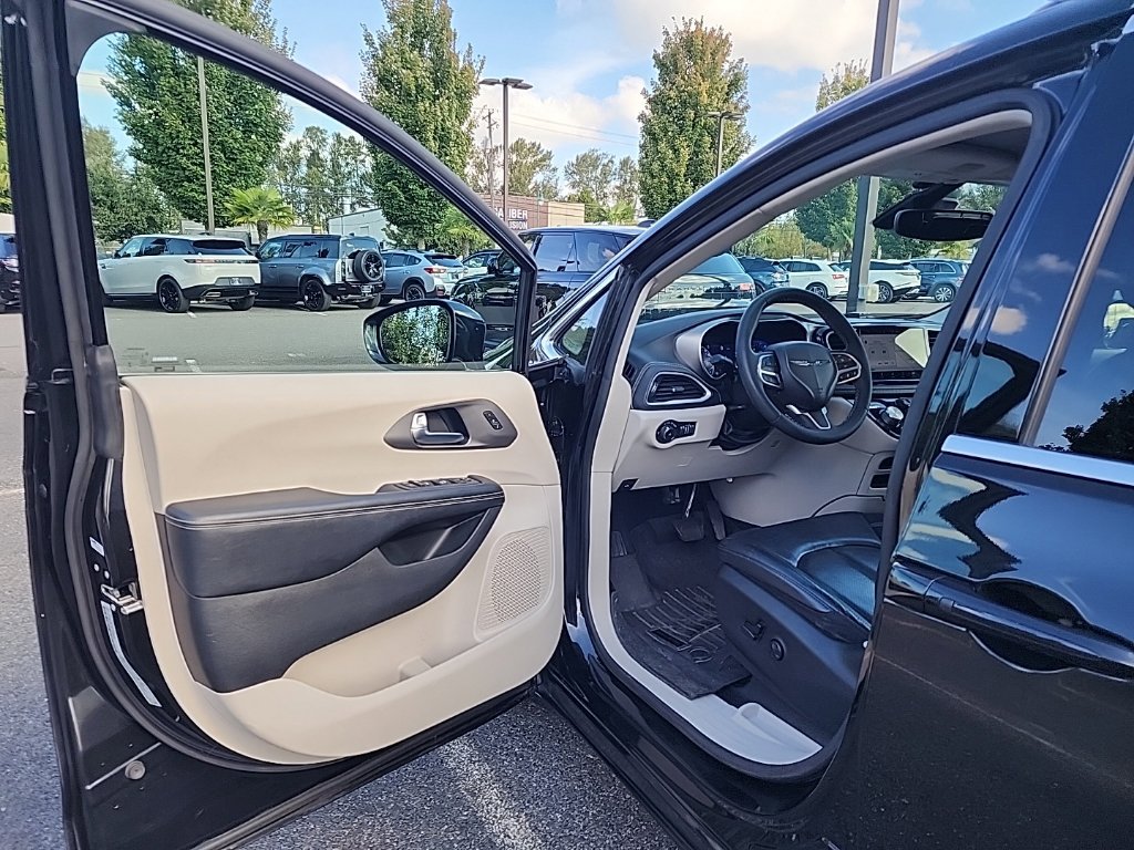 Used 2022 Chrysler Pacifica Touring-L FWD image 9