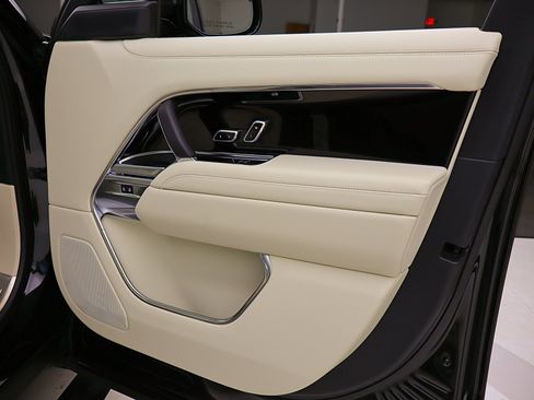 Used 2025 Land Rover Range Rover SE AWD/4WD image 39
