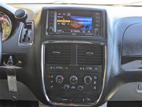 Used 2018 Dodge Grand Caravan SXT image 17