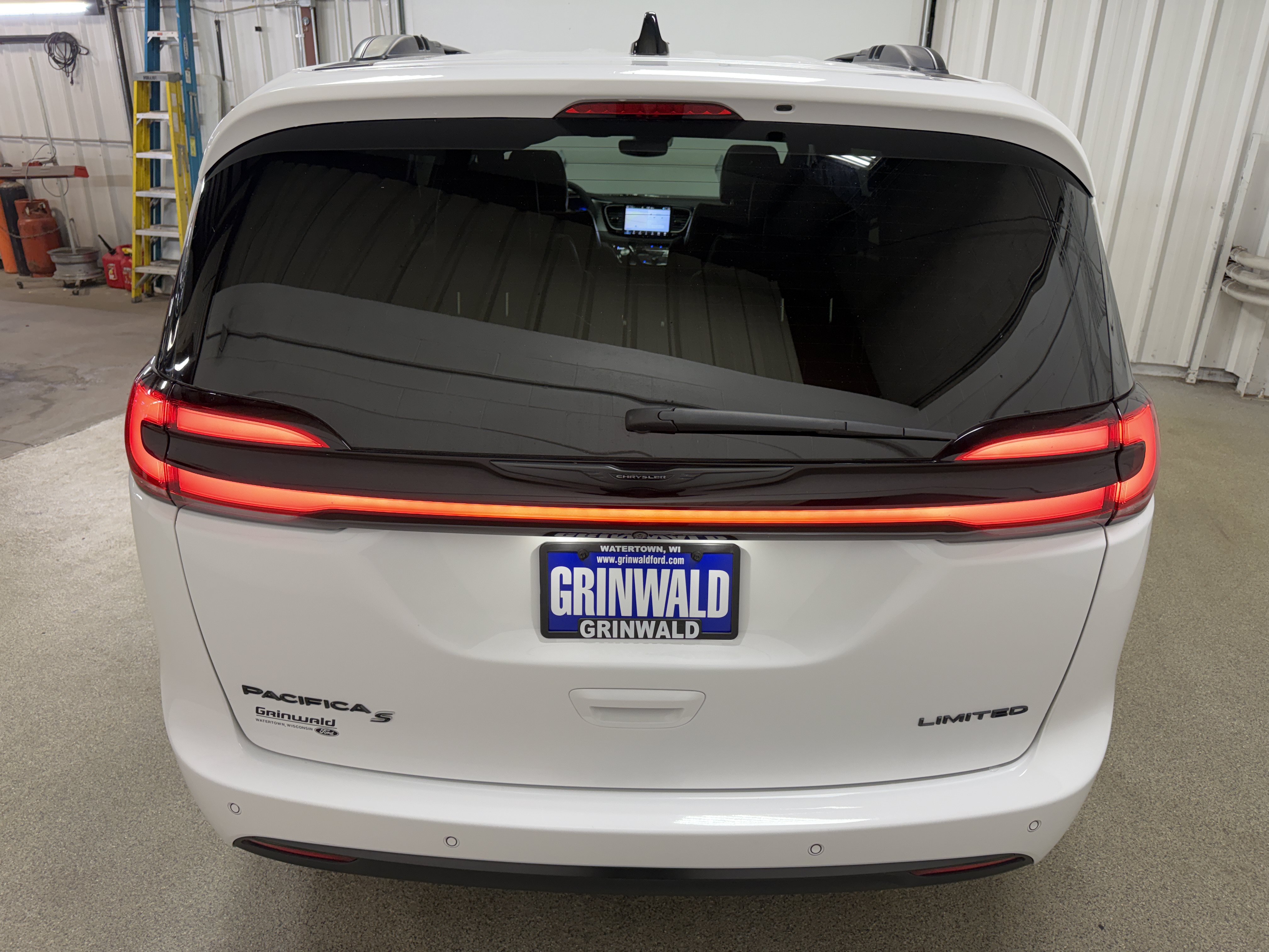 Used 2025 Chrysler Pacifica Limited FWD image 35