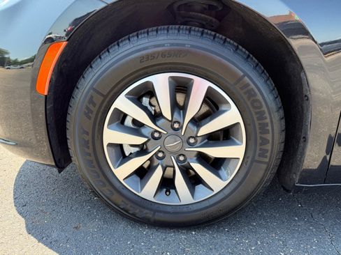 Used 2023 Chrysler Pacifica Touring-L FWD image 39