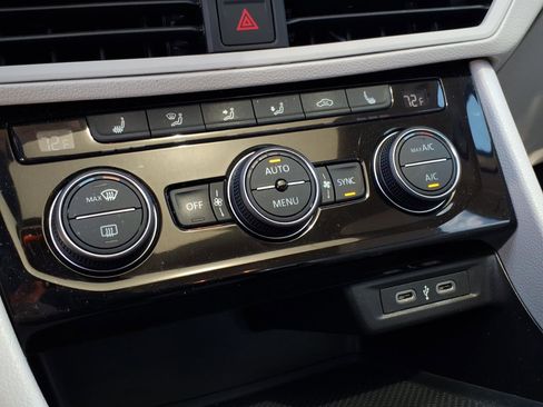 Certified 2024 Volkswagen Jetta SE w/ Panoramic Sunroof Package image 31