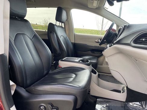 Used 2021 Chrysler Pacifica Touring-L w/ Premium & Safety Sphere Group image 9