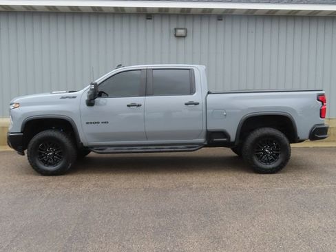 Used 2024 Chevrolet Silverado 2500 ZR2 w/ Technology Package AWD/4WD image 9