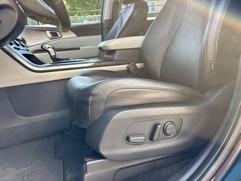 Used 2023 Kia Carnival LX FWD image 18