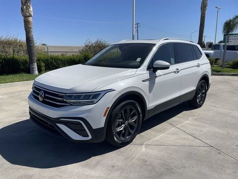 Used 2023 Volkswagen Tiguan SE w/ Panoramic Sunroof Package FWD image 4