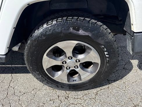 Used 2017 Jeep Wrangler Unlimited Sahara AWD/4WD image 9