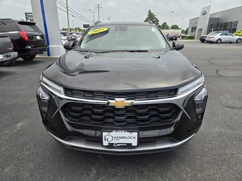 Used 2025 Chevrolet Trax LT w/ LT Convenience Package FWD image 3