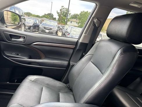 Used 2016 Toyota Highlander Limited Platinum FWD image 16