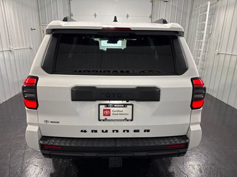 Used 2025 Toyota 4Runner SR5 AWD/4WD image 37