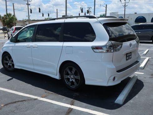 Used 2017 Toyota Sienna SE Premium FWD image 10