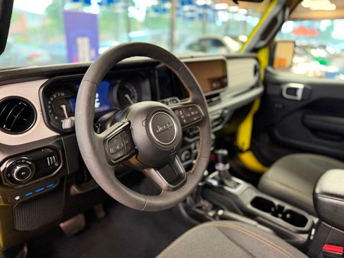 Used 2024 Jeep Wrangler Unlimited w/ Convenience Group AWD/4WD image 17