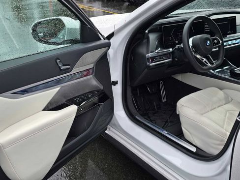Used 2025 BMW 740i xDrive w/ Executive Package AWD/4WD image 19