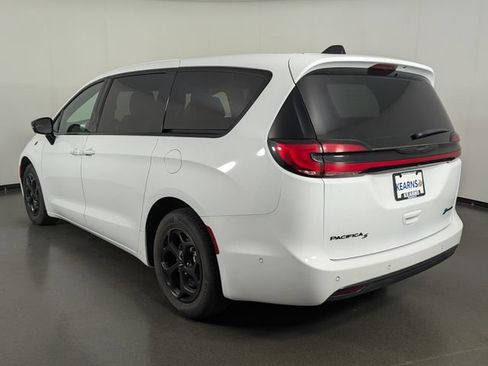 Used 2024 Chrysler Pacifica Limited FWD image 6