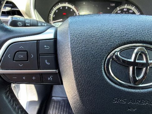 Used 2023 Toyota Highlander XLE AWD/4WD image 19