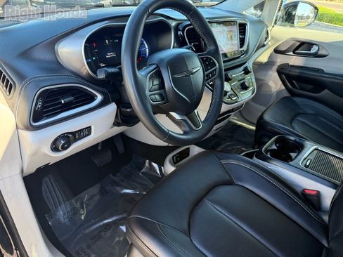 Used 2024 Chrysler Pacifica Select image 11