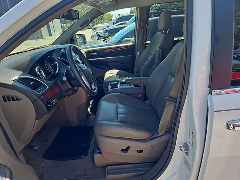 Used 2015 Chrysler Town & Country Touring w/ Driver Convenience Group image 10