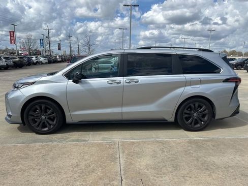 Used 2022 Toyota Sienna XSE image 4