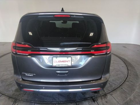 Used 2023 Chrysler Pacifica Touring-L image 7