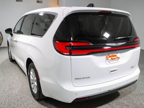 Used 2023 Chrysler Pacifica Touring-L FWD image 9