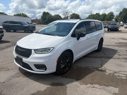 Used 2025 Chrysler Pacifica Limited FWD image 2