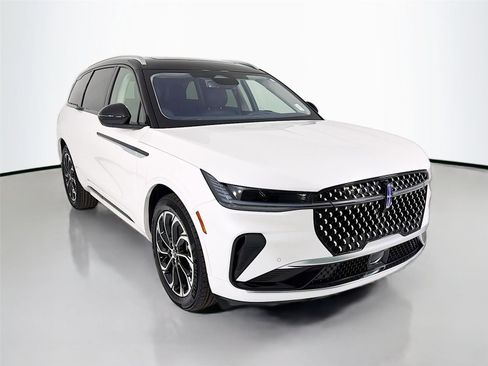 Used 2025 Lincoln Nautilus Reserve image 9