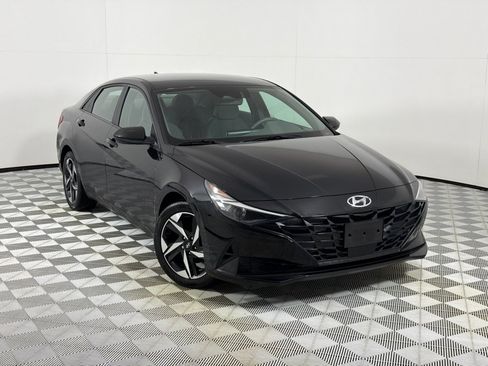 Used 2023 Hyundai Elantra SEL w/ Convenience Package FWD image 2