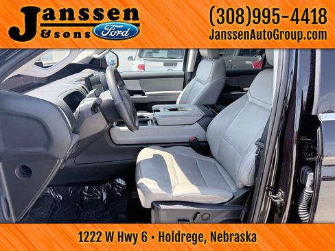 Used 2025 Ford Expedition Active AWD/4WD image 14