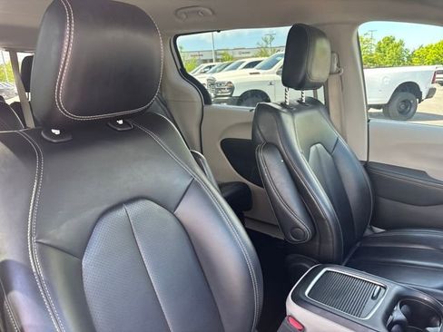 Used 2023 Chrysler Pacifica Touring-L FWD image 28