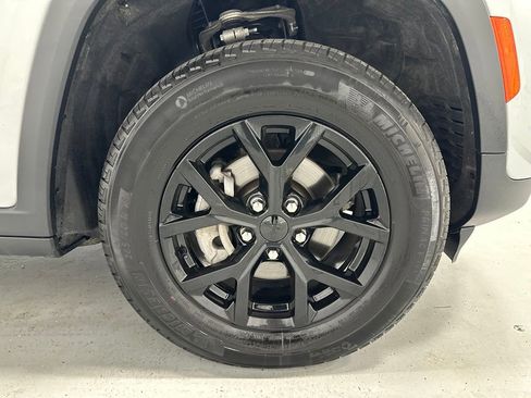 Used 2025 Jeep Grand Cherokee Altitude AWD/4WD image 55