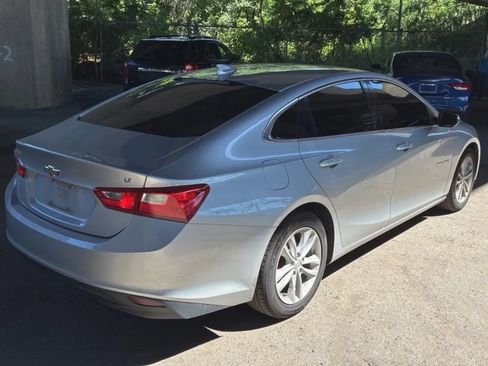Used 2017 Chevrolet Malibu LT FWD image 3