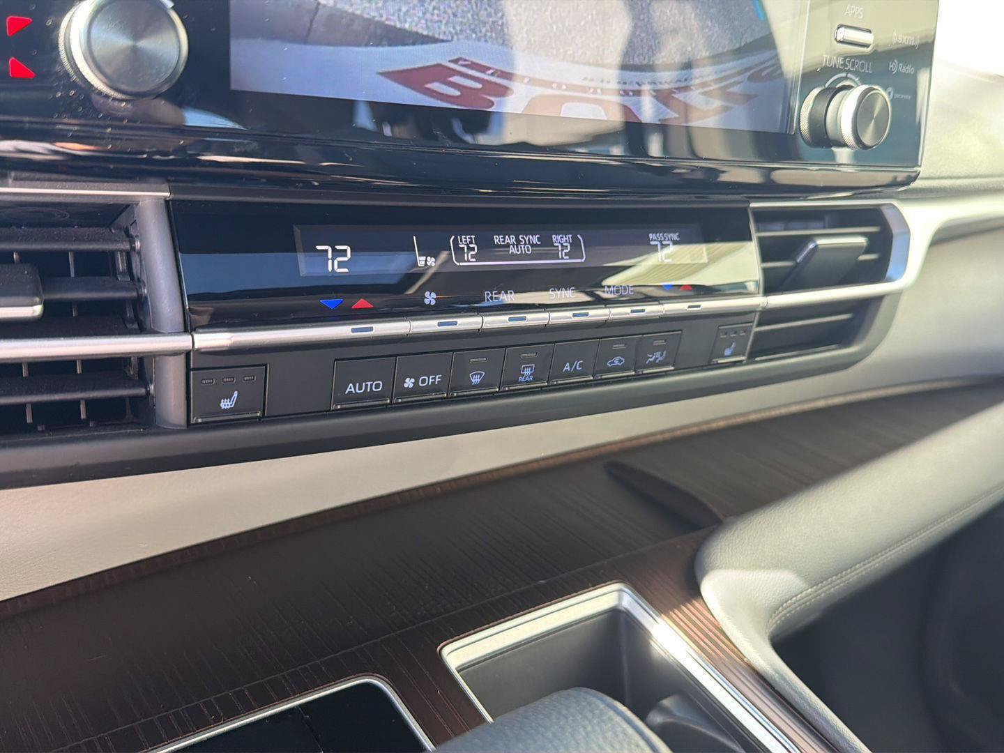 Used 2023 Toyota Sienna XLE FWD image 26