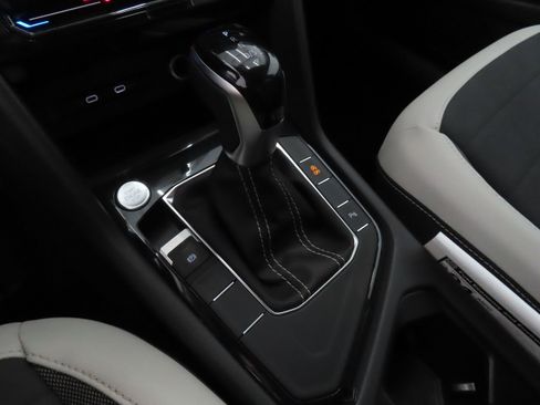 New 2026 Volkswagen Taos SE FWD image 16