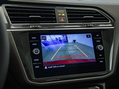 Used 2022 Volkswagen Tiguan SE w/ Panoramic Sunroof Package image 25