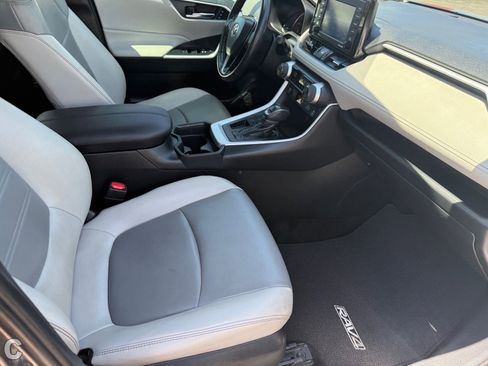 Used 2020 Toyota RAV4 XLE Premium FWD image 10