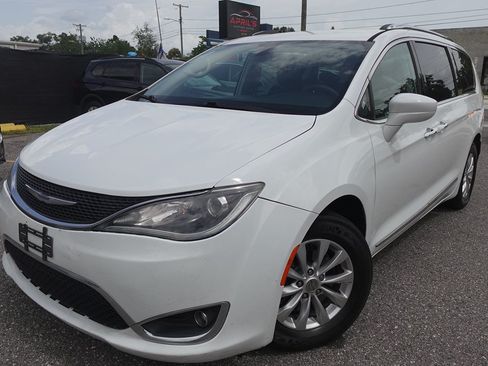 Used 2018 Chrysler Pacifica Touring-L FWD image 1