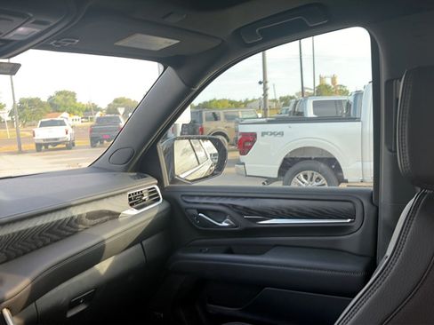Used 2024 GMC Yukon Denali AWD/4WD image 4