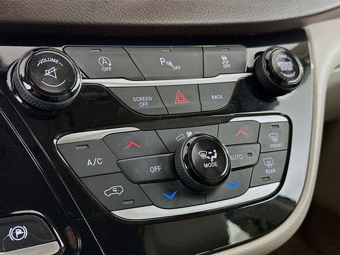 Used 2017 Chrysler Pacifica Touring-L w/ Tire & Wheel Group image 23