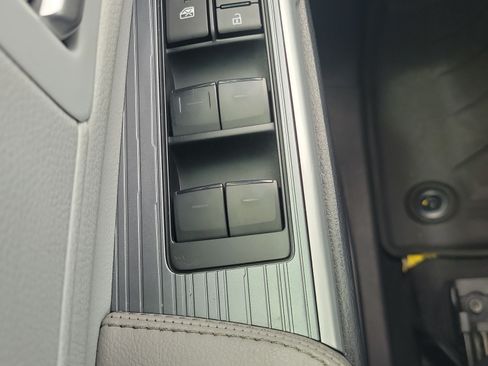 Used 2025 Toyota Sienna XLE FWD image 23
