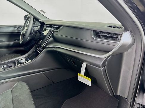 New 2025 Jeep Grand Cherokee L Laredo image 32