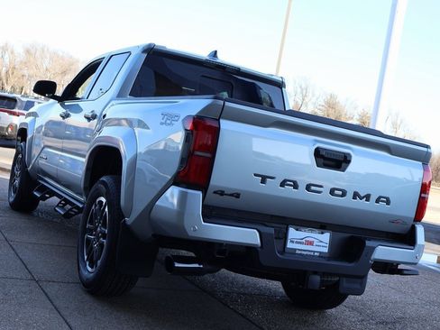 Used 2025 Toyota Tacoma 4x4 Double Cab image 4