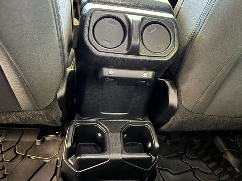 Used 2018 Jeep Wrangler Unlimited Sport S AWD/4WD image 19
