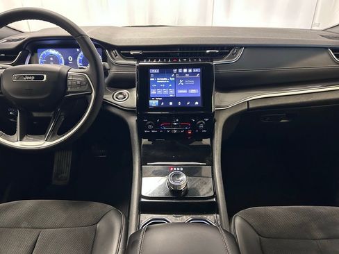 Used 2023 Jeep Grand Cherokee L Laredo image 13