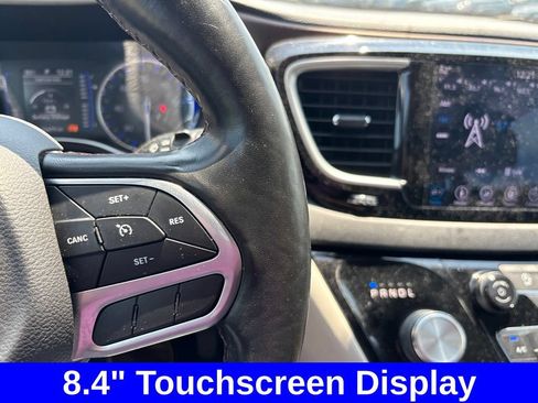 Used 2019 Chrysler Pacifica Touring-L FWD image 18