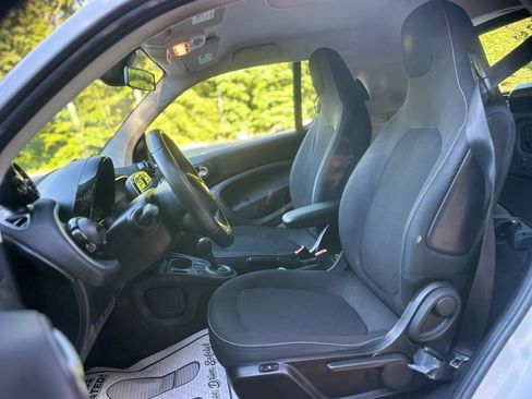 Used 2016 smart fortwo passion RWD image 14