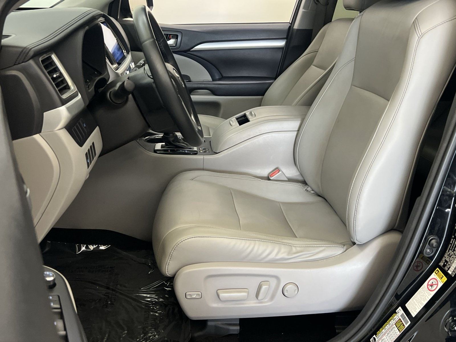 Used 2016 Toyota Highlander XLE AWD/4WD image 12
