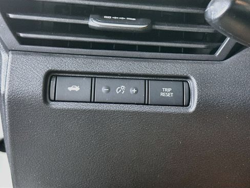 Used 2025 Nissan Altima 2.5 SV FWD image 17